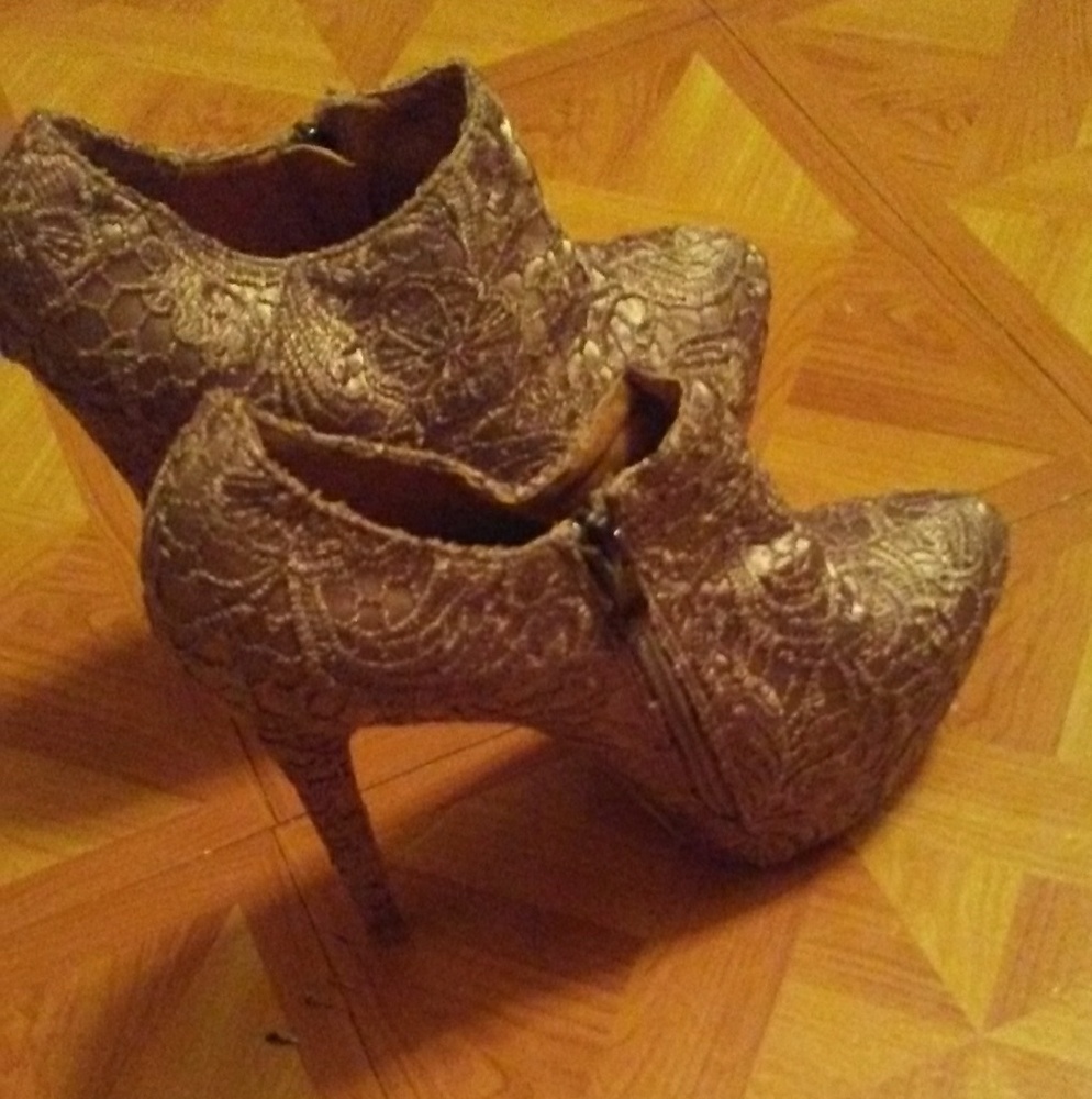 Beige lace shoes